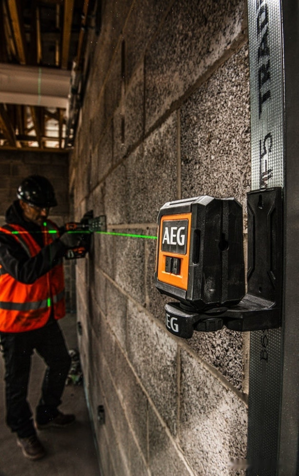 Лазерный нивелир AEG Powertools CLG220-K 4935472254 (с магнитным и потолочным кронштейнами)