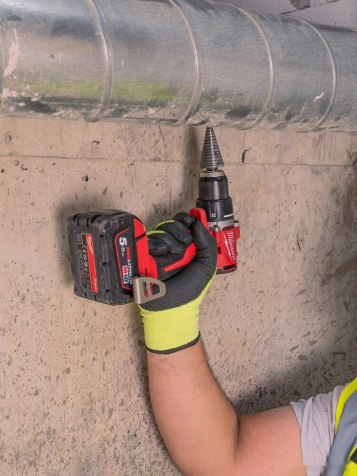 Дрель-шуруповерт Milwaukee M18 M18BLDDRC-502C 4933492835 (с 2-мя АКБ 5 Ач, кейс)